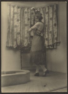 [女性ダンサー］ 作： Louis Fleckenstein