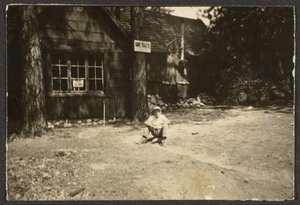 [岩の上に座る人物］ 作： Louis Fleckenstein