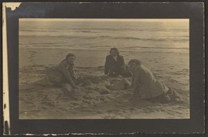 [浜辺に座る人物] 作： Louis Fleckenstein