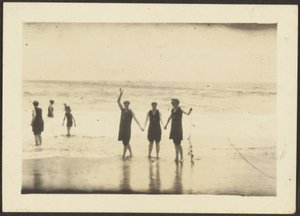 [ビーチで水着を着た人物] 作： Louis Fleckenstein