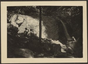 [影に覆われた森の風景の中の人物】。］ 作： Louis Fleckenstein