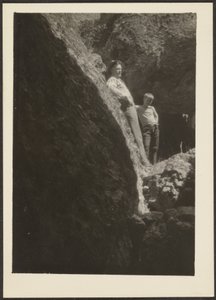[岩の上の太陽光の中の人物]。 作： Louis Fleckenstein