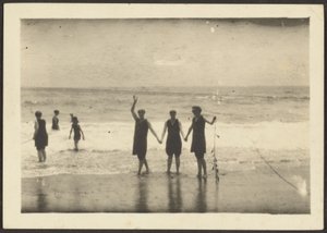 [海藻を持つ浜辺の人物]。
