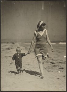 [浜辺を歩くフローレンスと幼児］。 作： Louis Fleckenstein