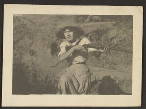 [銃を持ったフローレンス] 作： Louis Fleckenstein