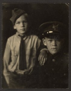 [軍服姿のフローレンスの息子たち】。］ 作： Louis Fleckenstein