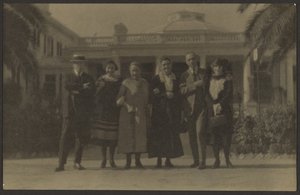 [公共施設の前での集合写真］ 作： Louis Fleckenstein