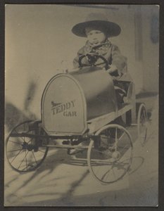 [テディ・カーに座る少年】。］ 作： Louis Fleckenstein