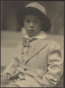 [素敵な服を着た小さな男の子］ 作： Louis Fleckenstein