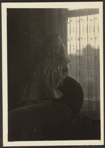 [椅子の背もたれにもたれかかる少女] 作： Louis Fleckenstein