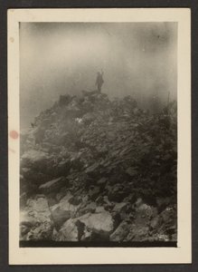 [岩山の上の男］ 作： Louis Fleckenstein