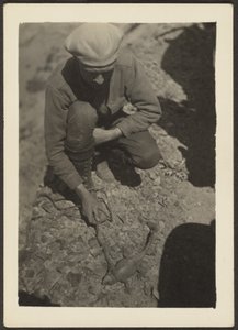[男とトカゲ］ 作： Louis Fleckenstein