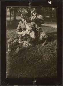 [庭に子供と子犬を連れた男]。 作： Louis Fleckenstein
