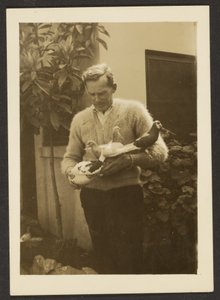 [鳩を連れた男］ 作： Louis Fleckenstein