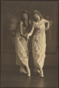 [お揃いのドレスを着た二人の若い女性の肖像]。 作： Louis Fleckenstein