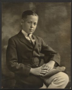 [膝に帽子をかぶった少年の肖像]。 作： Louis Fleckenstein