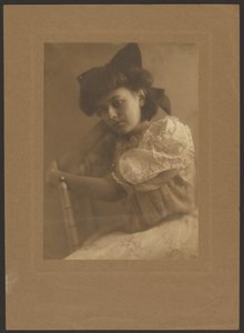 [大きなリボンをつけた少女の肖像]。 作： Louis Fleckenstein