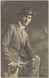[杖と手袋を持つ男の肖像]。 作： Louis Fleckenstein