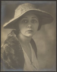 [毛皮のケープレットをまとった女性の肖像］ 作： Louis Fleckenstein