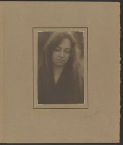 [下を向く女性の肖像] 作： Louis Fleckenstein