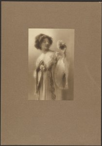 [プリーツ・ローブの女性の肖像]。 作： Louis Fleckenstein
