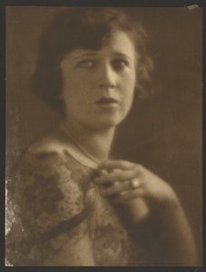 [レースのトップスを着た女性の肖像]。 作： Louis Fleckenstein