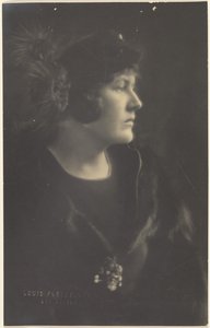 [毛皮のケープを着た女性の肖像]。 作： Louis Fleckenstein