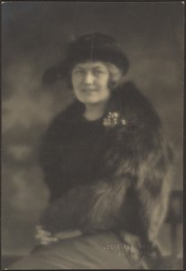 [毛皮のケープを着た女性の肖像]。 作： Louis Fleckenstein