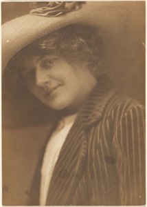 [ストライプのブレザーを着た女性の肖像]。 作： Louis Fleckenstein