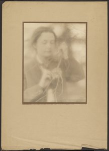 [鳥の巣と枝を持つ女性の肖像]。 作： Louis Fleckenstein