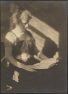 [本を持つ女性の肖像］ 作： Louis Fleckenstein
