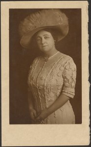 [凝ったチュールの帽子をかぶった女性の肖像]。 作： Louis Fleckenstein