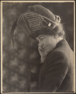 [羽のある帽子をかぶった女性の肖像]。 作： Louis Fleckenstein