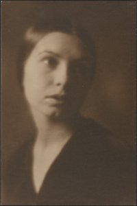 [首をかしげた女性の肖像] 作： Louis Fleckenstein