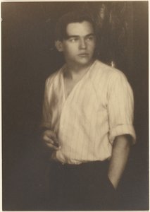 [ストライプのシャツを着てタバコを吸う若い男の肖像]. 作： Louis Fleckenstein