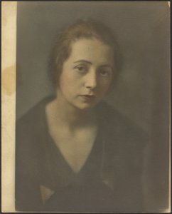[腕を組む若い女性の肖像]。 作： Louis Fleckenstein