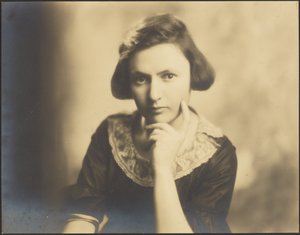 [レースの襟をつけた若い女性の肖像]。 作： Louis Fleckenstein