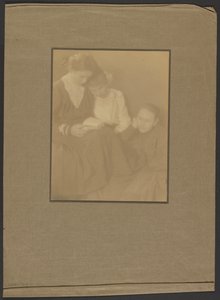 [一緒に座っている3人のロマの女性たち] 作： Louis Fleckenstein