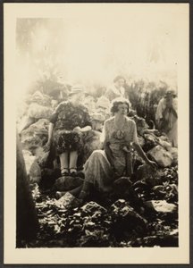 [ロックの上の3人の女性] 作： Louis Fleckenstein
