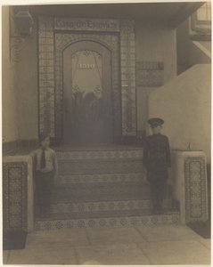 [カリフォルニア州ロングビーチのフレッケンシュタイン・スタジオの前にいる2人の少年]。 作： Louis Fleckenstein