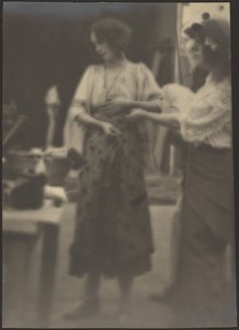 [スタジオに立つ二人の女性］ 作： Louis Fleckenstein