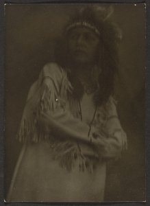 [ネイティブ・アメリカンの格好をした女性］ 作： Louis Fleckenstein