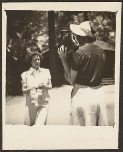 [顔で財布を持つ女] 作： Louis Fleckenstein