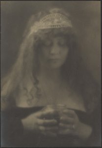 [花瓶を持つ女] 作： Louis Fleckenstein