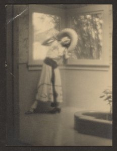 [メキシカンな衣装でポーズをとる女性】。］ 作： Louis Fleckenstein