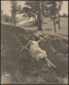 [岩の露頭に寝そべる女］ 作： Louis Fleckenstein