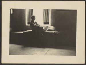 [窓に座る女性] 作： Louis Fleckenstein