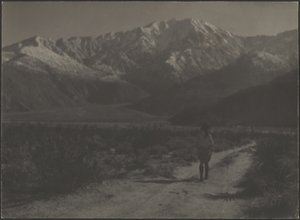 [山へ向かう道を歩く女】。］ 作： Louis Fleckenstein