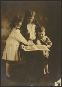 [絵本のある女と子供］ 作： Louis Fleckenstein