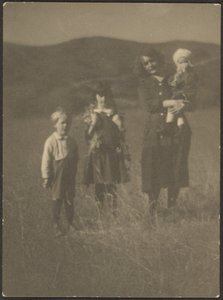 [畑の中の女と3人の子供たち］ 作： Louis Fleckenstein